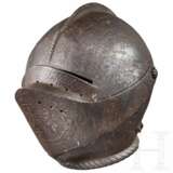 Bedeutender geschlossener Helm mit getriebenem und graviertem Dekor, süddeutsch oder Italien, um 1560 - photo 1