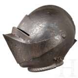 Bedeutender geschlossener Helm mit getriebenem und graviertem Dekor, süddeutsch oder Italien, um 1560 - фото 3