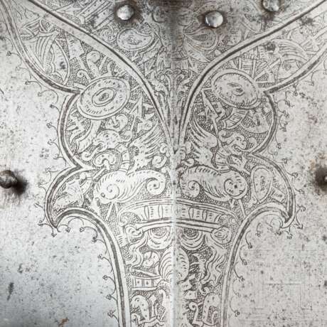Schwerer kugelfester Kürass mit geätztem Dekor, Italien, um 1600 - photo 7