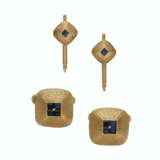 GROUP OF GOLD AND SYNTHETIC SAPPHIRE CUFFLINKS AND SHIRT STU... - Foto 1