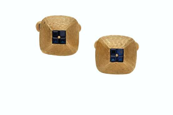 GROUP OF GOLD AND SYNTHETIC SAPPHIRE CUFFLINKS AND SHIRT STU... - Foto 4