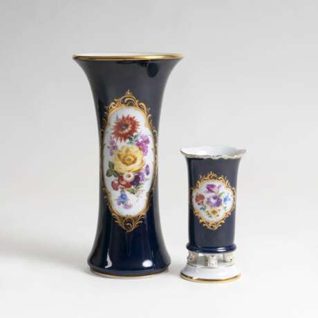  Zwei Porzellan-Vasen mit Kobaltfond und Blumenmalerei - фото 1