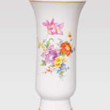  Große Trompeten-Vase mit Blumenmalerei und Goldrand - photo 1