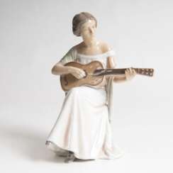 Ingeborg Plockross-Irminger (Frederiksberg 1872 - Kopenhagen 1962). Porzellan-Figur 'Gitarrenspielerin'
