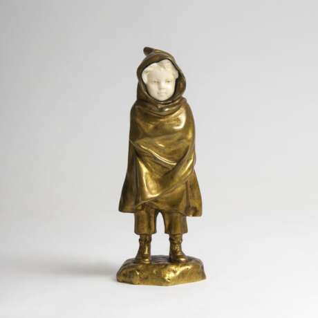 Antoine Bofill erwähnt 1890 - 1939, Barcelona & Paris. Bronze-Figur 'Kind mit Umhang und Kapuze' - photo 1