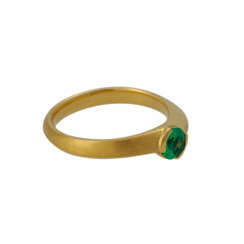 Ring with a round faceted emerald, approx. 0.3 ct,