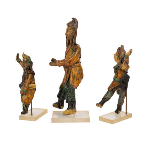 Drei Dachreiter-Figuren aus Keramik. CHINA, 19./20. Jahrhundert. - photo 2