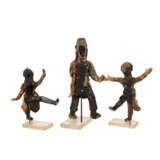 Drei Dachreiter-Figuren aus Keramik. CHINA, 19./20. Jahrhundert. - photo 3