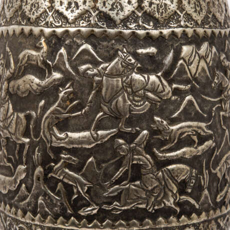 Bodenvase aus Metall. PERSIEN, 1. Hälfte 20. Jahrhundert. - photo 2