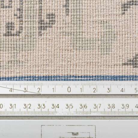 Teppich aus Seide. CHINA, 1. Hälfte 20. Jahrhundert, ca. 122x61 cm. - фото 1