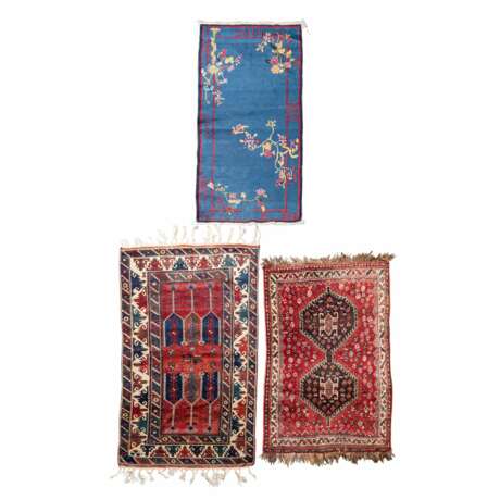 Drei Teppiche: PERSIEN und CHINA, 20. Jahrhundert. - photo 1