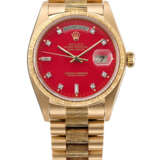 Rolex. ROLEX, GOLD AND DIAMONDS DAY-DATE WITH RED STELLA DIAL, REF. 18078 - Foto 1