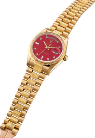 Rolex. ROLEX, GOLD AND DIAMONDS DAY-DATE WITH RED STELLA DIAL, REF. 18078 - photo 2
