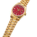 Rolex. ROLEX, GOLD AND DIAMONDS DAY-DATE WITH RED STELLA DIAL, REF. 18078 - Foto 2
