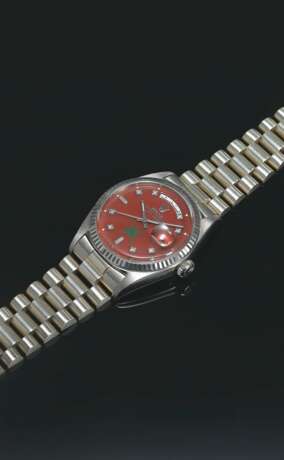 Rolex. ROLEX, WHITE GOLD AND DIAMONDS DAY-DATE WITH OXBLOOD DIAL, REF. 1803 - MADE FOR THE SULTANATE OF OMAN - Foto 2