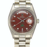 Rolex. ROLEX, WHITE GOLD AND DIAMONDS DAY-DATE WITH OXBLOOD DIAL, REF. 1803 - MADE FOR THE SULTANATE OF OMAN - Foto 3