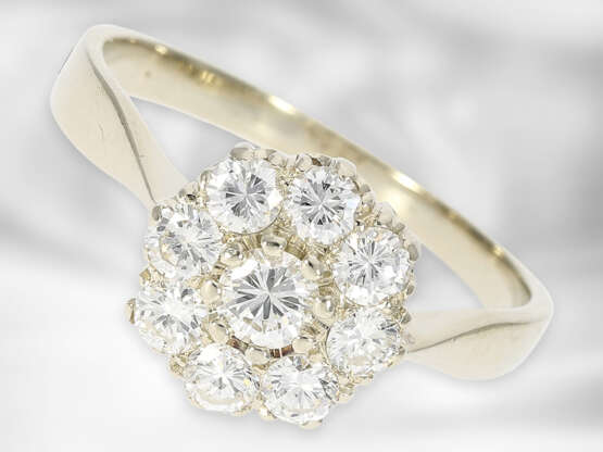 Ring: attraktiver Blütenring mit Brillanten von insgesamt ca. 0,9ct, 14K Weißgold - фото 1
