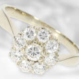 Ring: attraktiver Blütenring mit Brillanten von insgesamt ca. 0,9ct, 14K Weißgold - photo 1