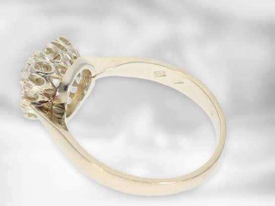 Ring: attraktiver Blütenring mit Brillanten von insgesamt ca. 0,9ct, 14K Weißgold - Foto 2