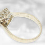 Ring: attraktiver Blütenring mit Brillanten von insgesamt ca. 0,9ct, 14K Weißgold - photo 2