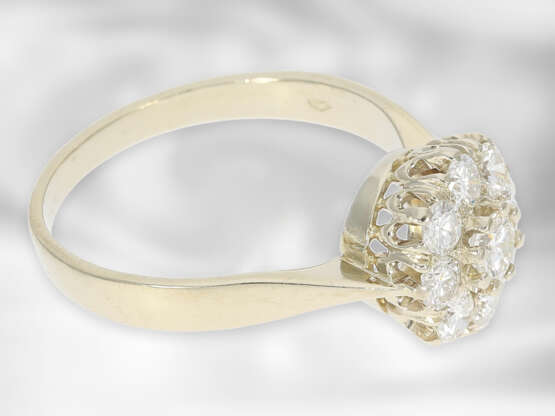 Ring: attraktiver Blütenring mit Brillanten von insgesamt ca. 0,9ct, 14K Weißgold - фото 3