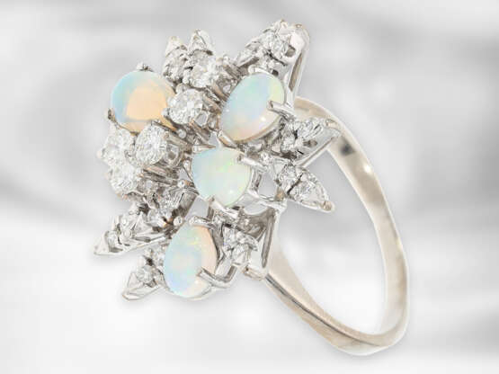 Ring: sehr attraktiver vintage Goldschmiedering mit Opalen und Brillanten von insgesamt ca. 0,85ct, 14K Weißgold - фото 2