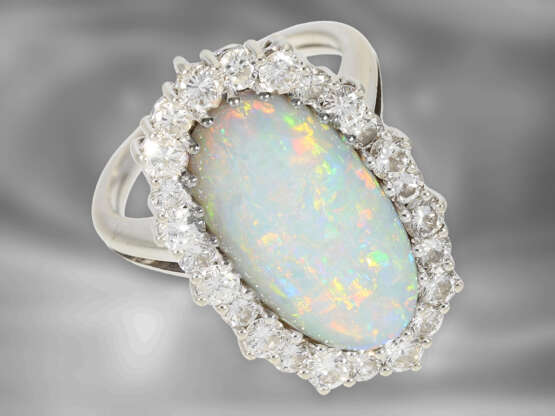 Ring: schöner vintage Opalring mit Brillanten, insgesamt ca. 1ct, 18K Weißgold - фото 1