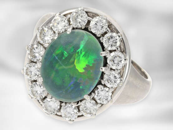 Ring: attraktiver weißgoldener Brillantring mit Opal, insgesamt ca. 1,12ct Brillanten, 18K Gold - photo 1
