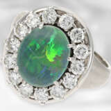 Ring: attraktiver weißgoldener Brillantring mit Opal, insgesamt ca. 1,12ct Brillanten, 18K Gold - фото 1