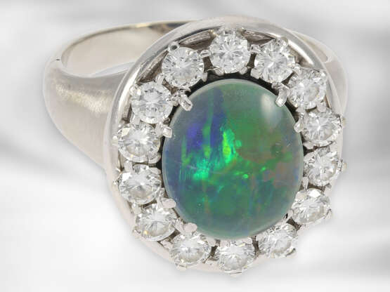 Ring: attraktiver weißgoldener Brillantring mit Opal, insgesamt ca. 1,12ct Brillanten, 18K Gold - Foto 2