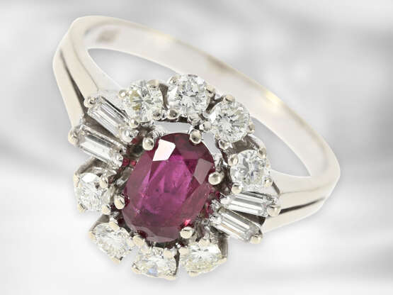 Ring: schöner vintage Rubinring mit Diamanten, insgesamt ca. 1,6ct, 14K Weißgold - фото 1