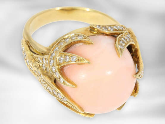 Ring: fantasievoll gefertigter Gelbgoldring mit Engelshautkoralle und Brillanten, insgesamt ca. 1,6ct, 14K Gold - photo 1