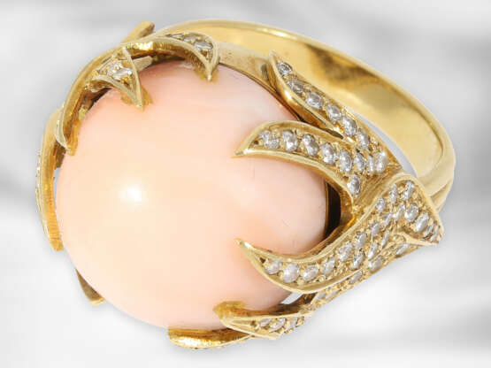 Ring: fantasievoll gefertigter Gelbgoldring mit Engelshautkoralle und Brillanten, insgesamt ca. 1,6ct, 14K Gold - фото 2