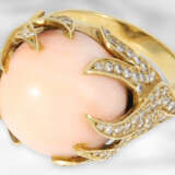 Ring: fantasievoll gefertigter Gelbgoldring mit Engelshautkoralle und Brillanten, insgesamt ca. 1,6ct, 14K Gold - Foto 2