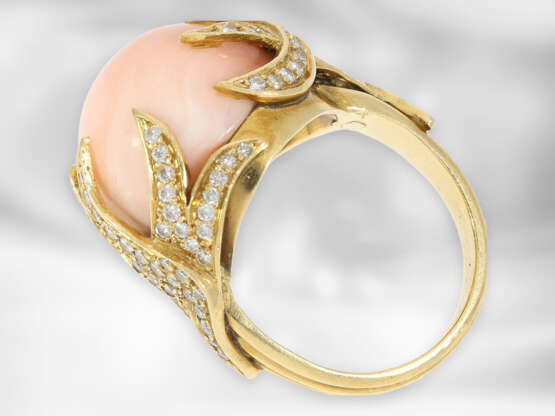 Ring: fantasievoll gefertigter Gelbgoldring mit Engelshautkoralle und Brillanten, insgesamt ca. 1,6ct, 14K Gold - фото 3