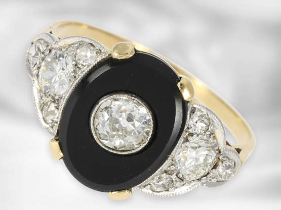 Ring: zierlicher antiker Onyxring mit Diamanten im Altschliff, insgesamt ca. 0,61ct, 18K Gold - фото 1