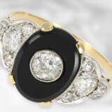 Ring: zierlicher antiker Onyxring mit Diamanten im Altschliff, insgesamt ca. 0,61ct, 18K Gold - фото 1