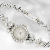 Armbanduhr: dekorative, ausgefallene und hochwertig gearbeitete vintage Damenuhr mit reichem Brillant-/Diamantbesatz, ca. 2ct, 18K Weißgold, 50er/60er-Jahre - photo 2