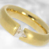 Ring: massiver und moderner Diamant/Solitär-Spannring, Triangel-Diamant von 0,23ct, 18K Gelbgold - фото 1