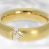Ring: massiver und moderner Diamant/Solitär-Spannring, Triangel-Diamant von 0,23ct, 18K Gelbgold - photo 2