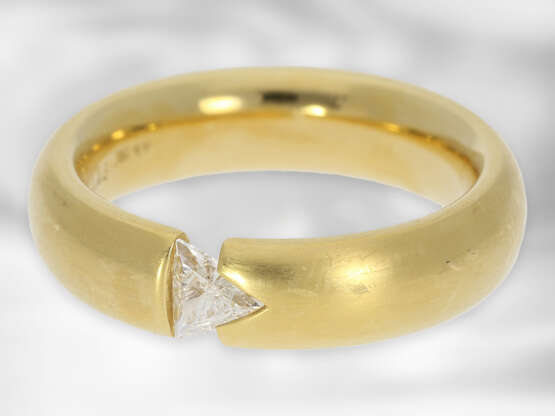 Ring: massiver und moderner Diamant/Solitär-Spannring, Triangel-Diamant von 0,23ct, 18K Gelbgold - Foto 2