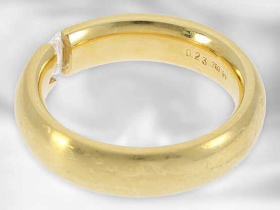 Ring: massiver und moderner Diamant/Solitär-Spannring, Triangel-Diamant von 0,23ct, 18K Gelbgold - photo 3