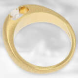 Ring: hochwertiger und ausgefallener Wempe Goldschmiedering mit einem Brillanten von 0,5ct - Foto 2