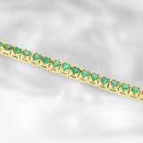 Armband: attraktives vintage Revière-Armband mit Smaragden im Karreschliff, insgesamt ca. 3ct, 18K Gelbgold - фото 1