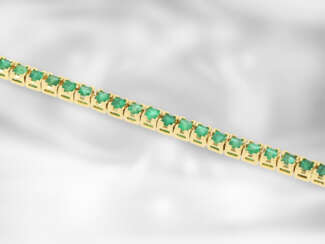 Armband: attraktives vintage Revière-Armband mit Smaragden im Karreschliff, insgesamt ca. 3ct, 18K Gelbgold