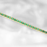 Armband: attraktives vintage Revière-Armband mit Smaragden im Karreschliff, insgesamt ca. 3ct, 18K Gelbgold - photo 2