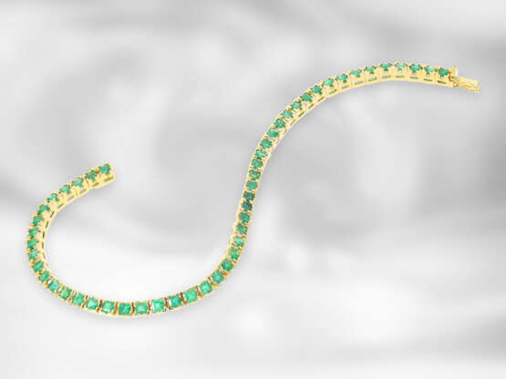 Armband: attraktives vintage Revière-Armband mit Smaragden im Karreschliff, insgesamt ca. 3ct, 18K Gelbgold - фото 3