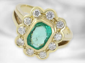 Ring: klassischer gelbgoldener Smaragdring mit Brillanten, insgesamt ca. 2,35ct, 14K Gold