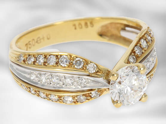 Ring: hochfeiner, dekorativer Bicolor-Brillantring, insgesamt ca. 0,99ct, 18K Gelgold - Foto 2