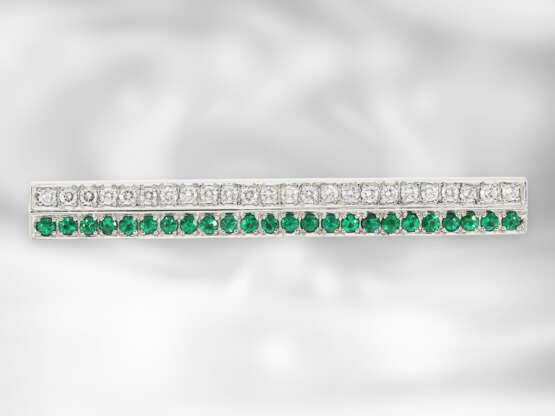 Brosche/Nadel: schlicht elegante Smaragd/Brillantbrosche, insgesamt ca. 1ct, 18K Weißgold, hochwertige Goldschmiedearbeit - photo 2